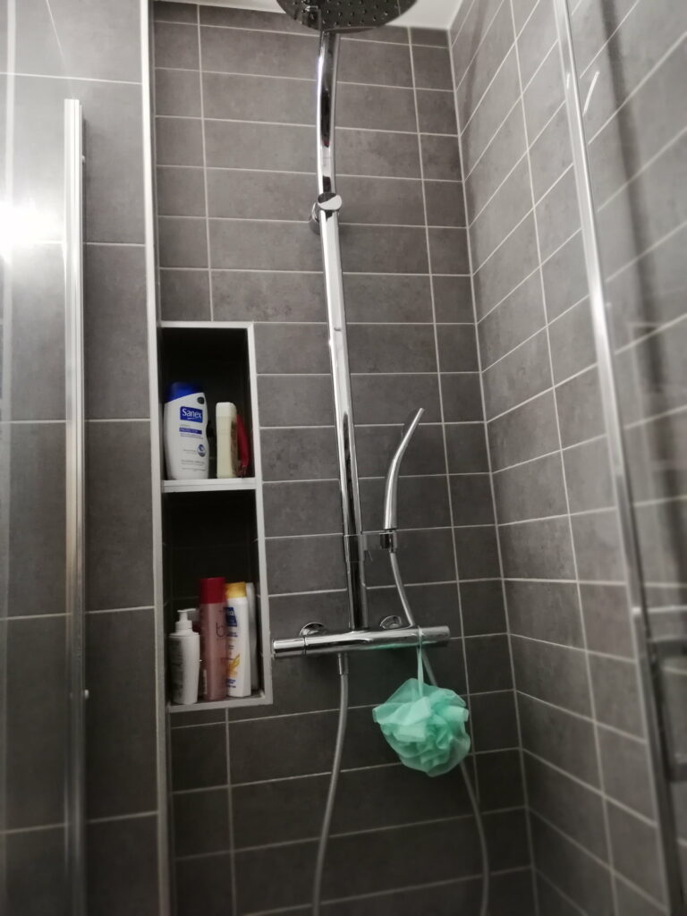Installation de la plomberie dans la salle de bains à Annemasse