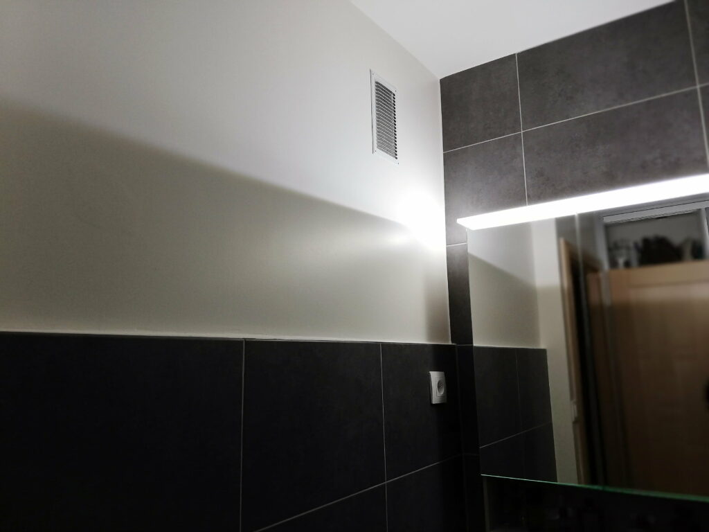 Vue d'ensemble de la salle de bains rénovée à Annemasse