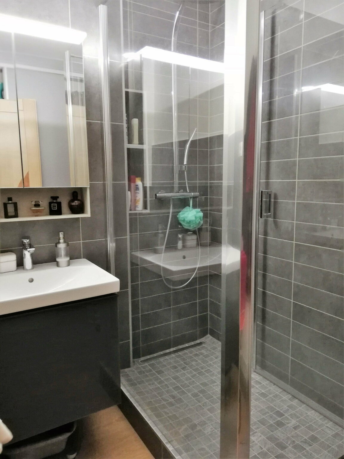 Meuble vasque installé dans la salle de bains à Annemasse