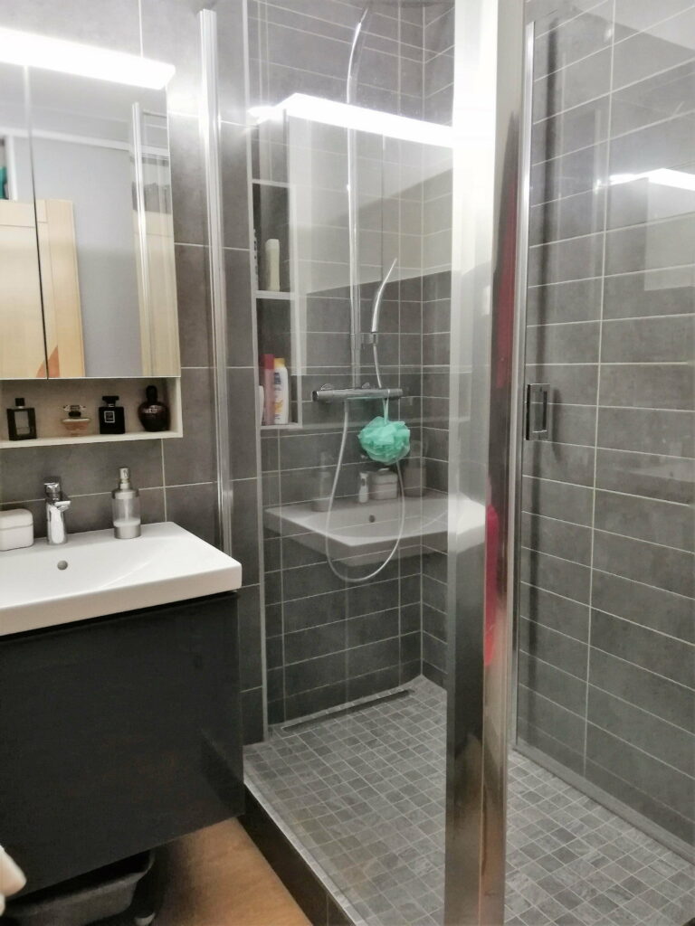 Meuble vasque installé dans la salle de bains à Annemasse