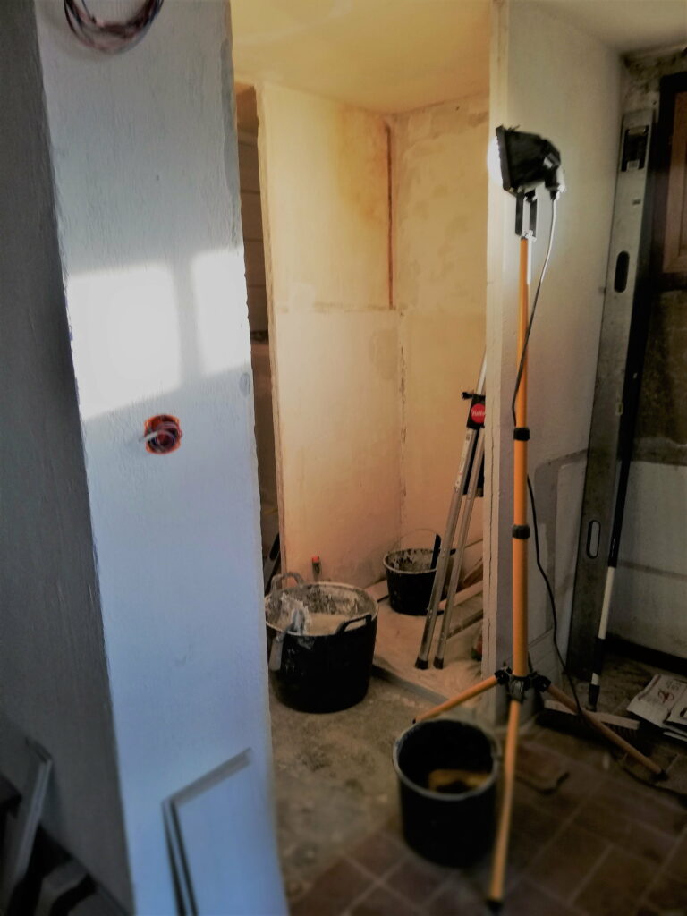 Meuble vasque et miroir dans la salle de bains à Bons-en-Chablais