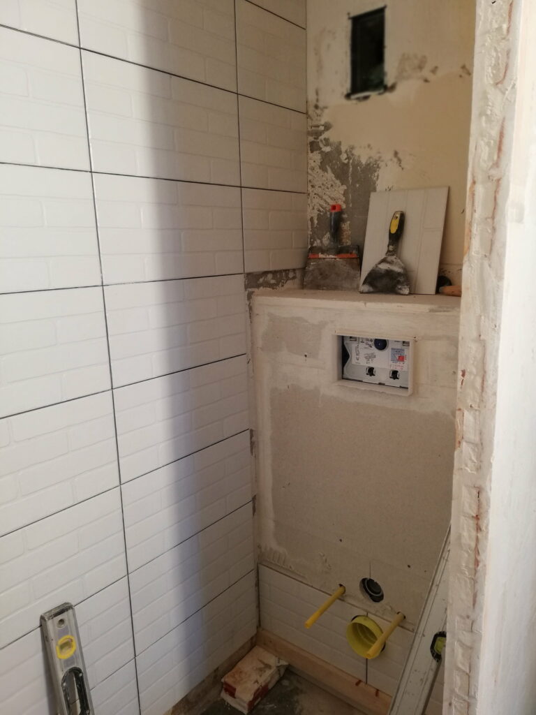 Salle de bains rénovée à Bons-en-Chablais avec douche moderne