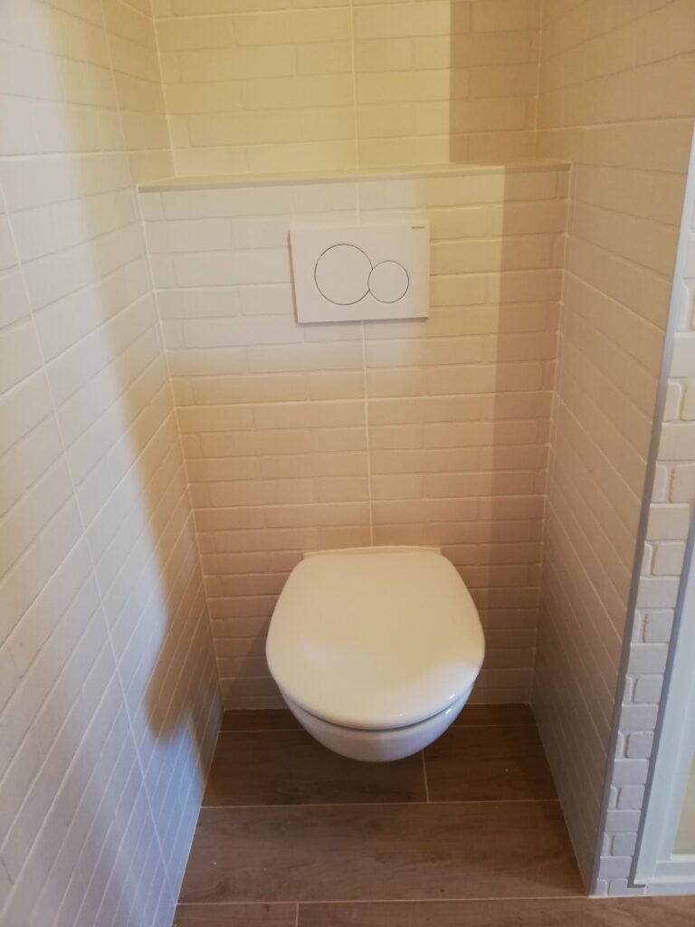 Détails de la décoration de la salle de bains à Bons-en-Chablais