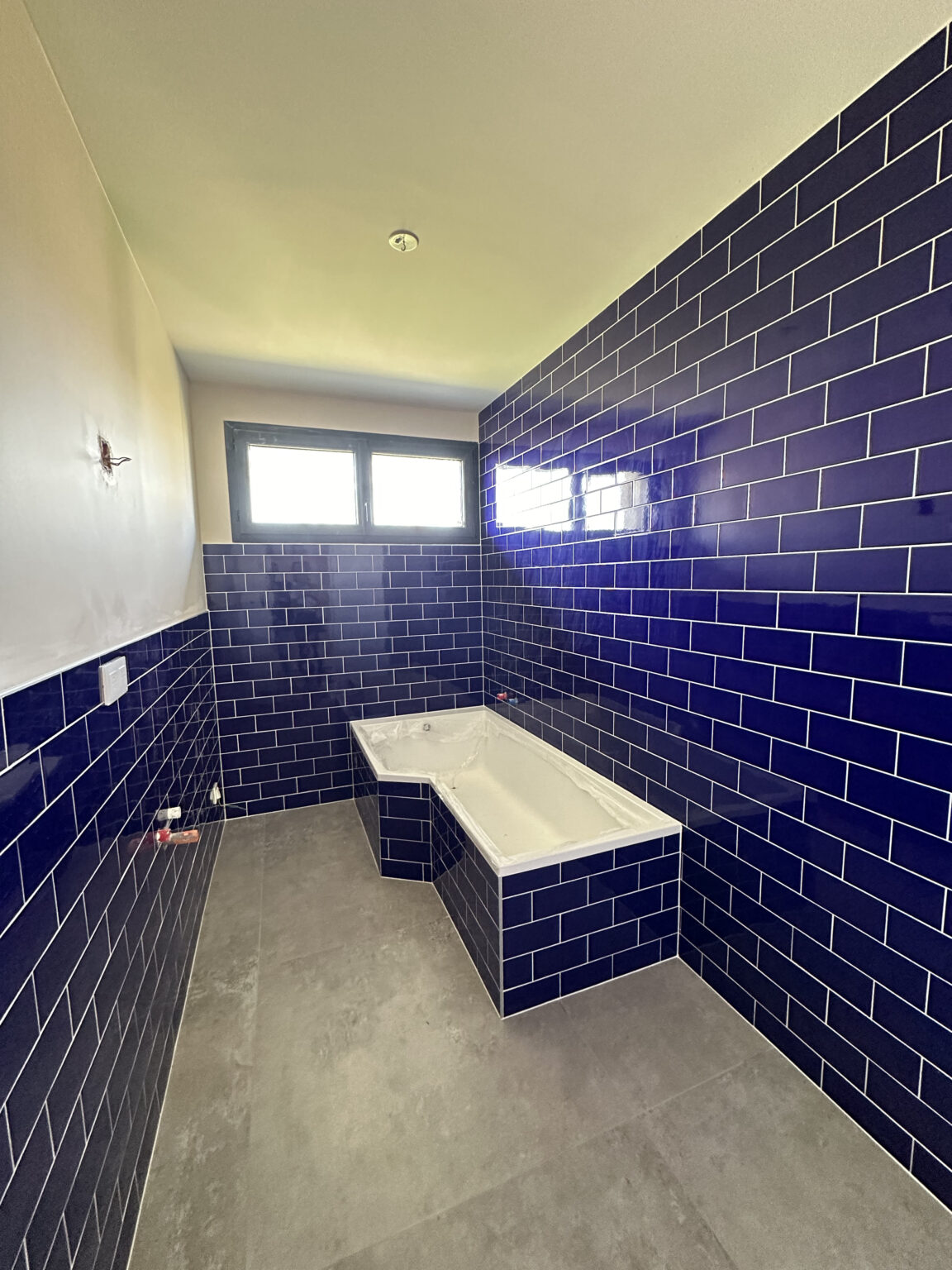 Carrelage rétro bleu dans une salle de bain à Thonon-les-Bains