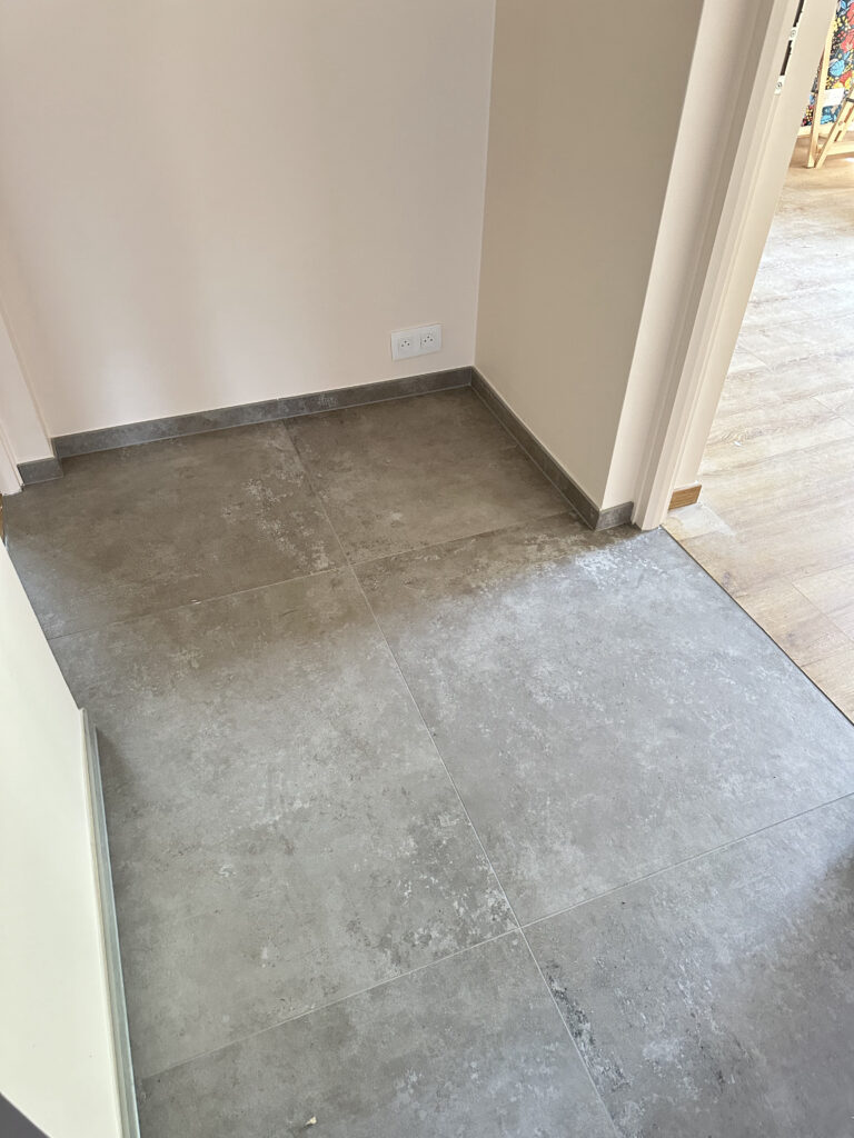 Carrelage gris au sol dans une maison à Thonon-les-Bains