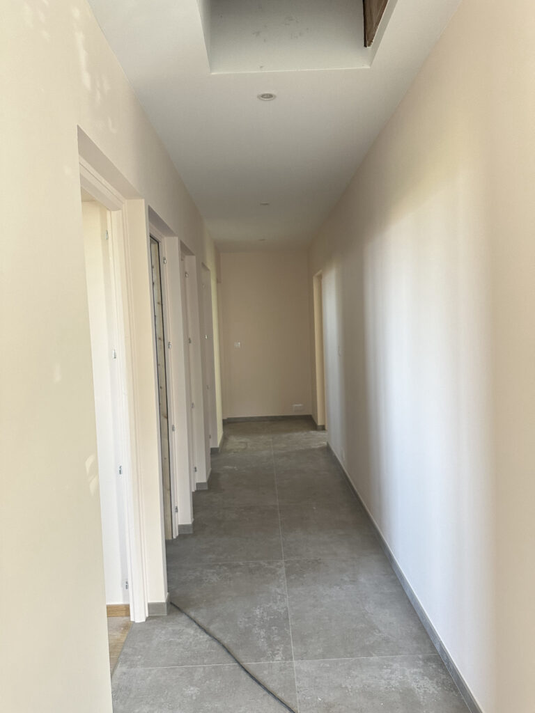 Peinture beige dans le couloir à Thonon-les-Bains