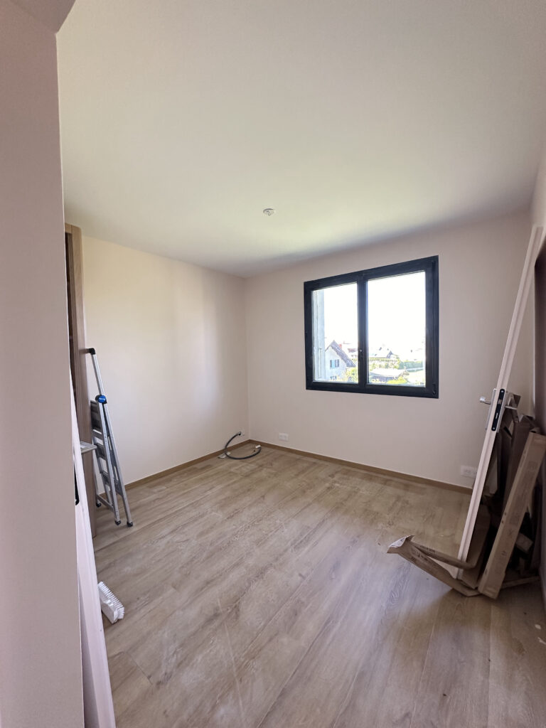 Peinture beige dans la chambre à Thonon-les-Bains