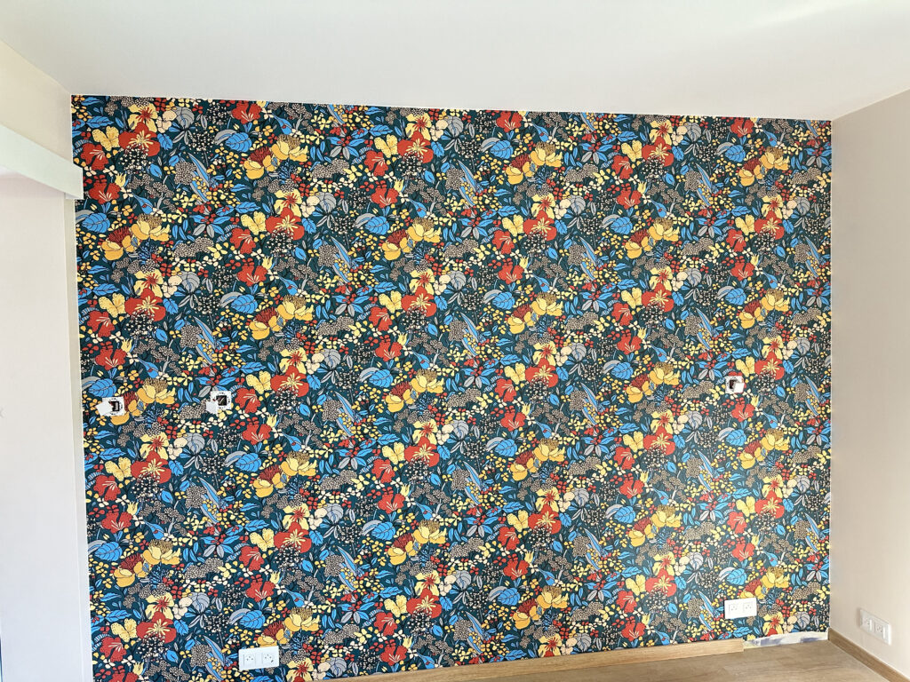 Tapisserie florale dans une chambre parentale à Thonon-les-Bains