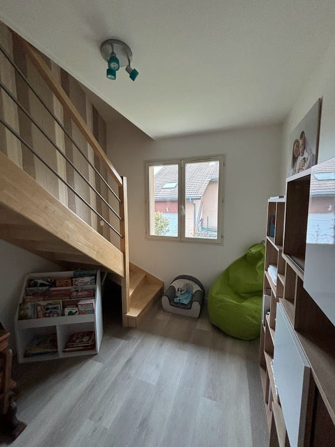 Explorez le raffinement de la rénovation à Bons-en-Chablais. Cette pièce métamorphosée incarne l'alliance parfaite entre esthétique contemporaine et fonctionnalité, grâce à l'expertise de Le MieuxDisant.
