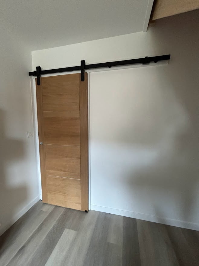 Chez Le MieuxDisant, la collaboration transparente est au cœur de chaque rénovation. Cette image témoigne de notre engagement à travailler de concert avec nos clients, pour concrétiser leurs rêves d'espace rénové à Bons-en-Chablais.
