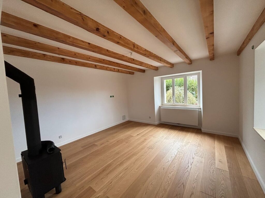 Rénovation d’une maison à Bons-en-Chablais, un séjour moderne