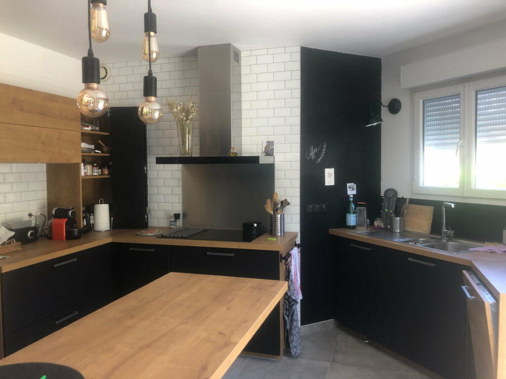 Détails de la cuisine rénovée à Bons-en-Chablais avec un îlot central