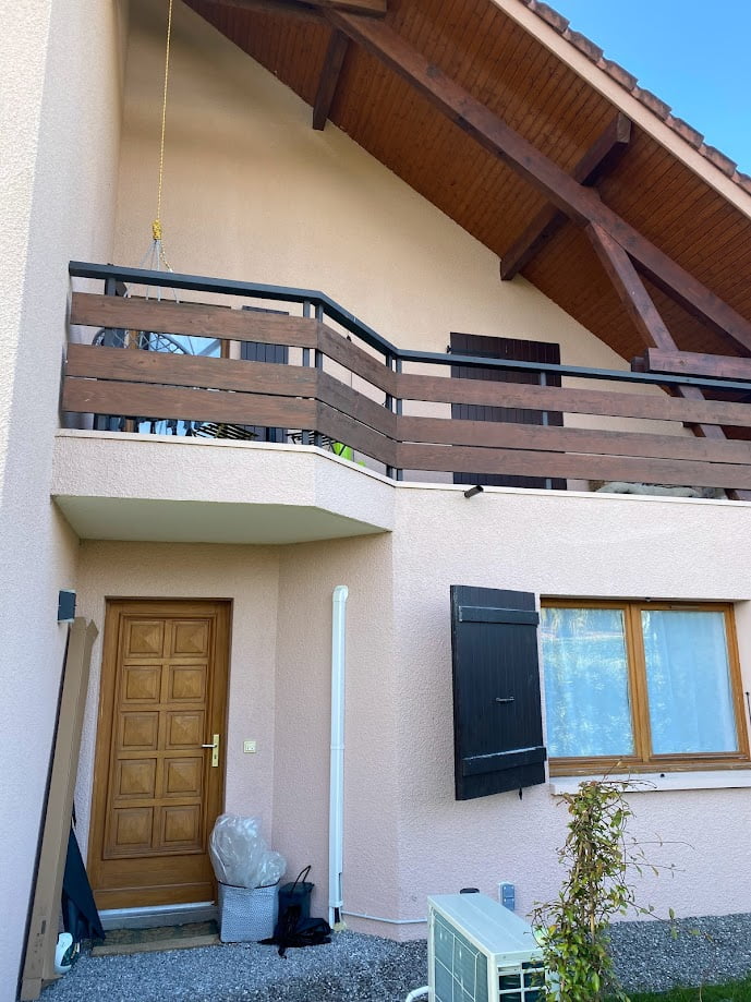 Artisans à Douvaine travaillant sur la façade