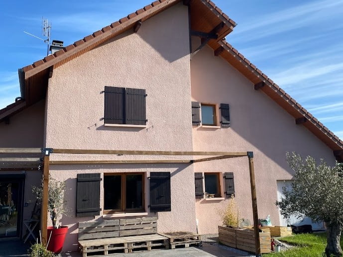 Rénovation de façade à Douvaine avec artisans au travail