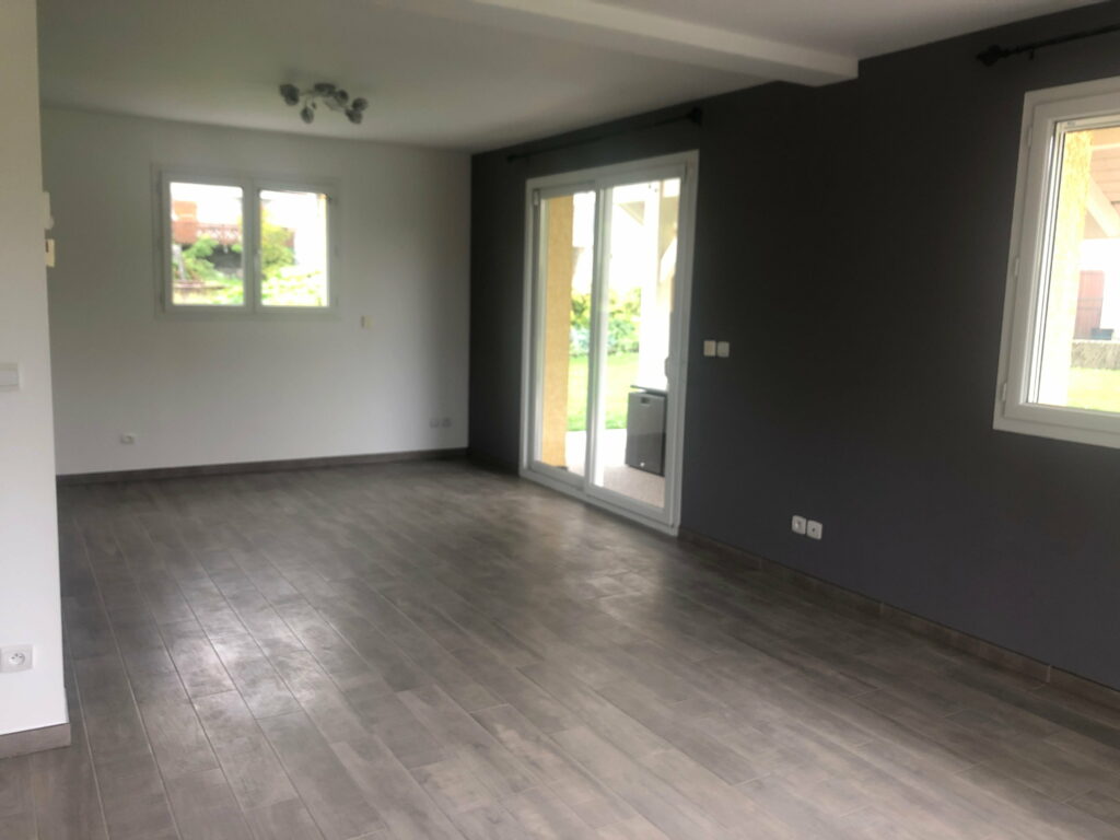 Rénovation intérieure à Bons-en-Chablais - image de la salle rénovée
