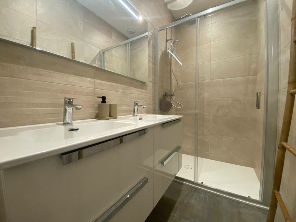 Salle de bain du deuxième appartement à Bons-en-Chablais