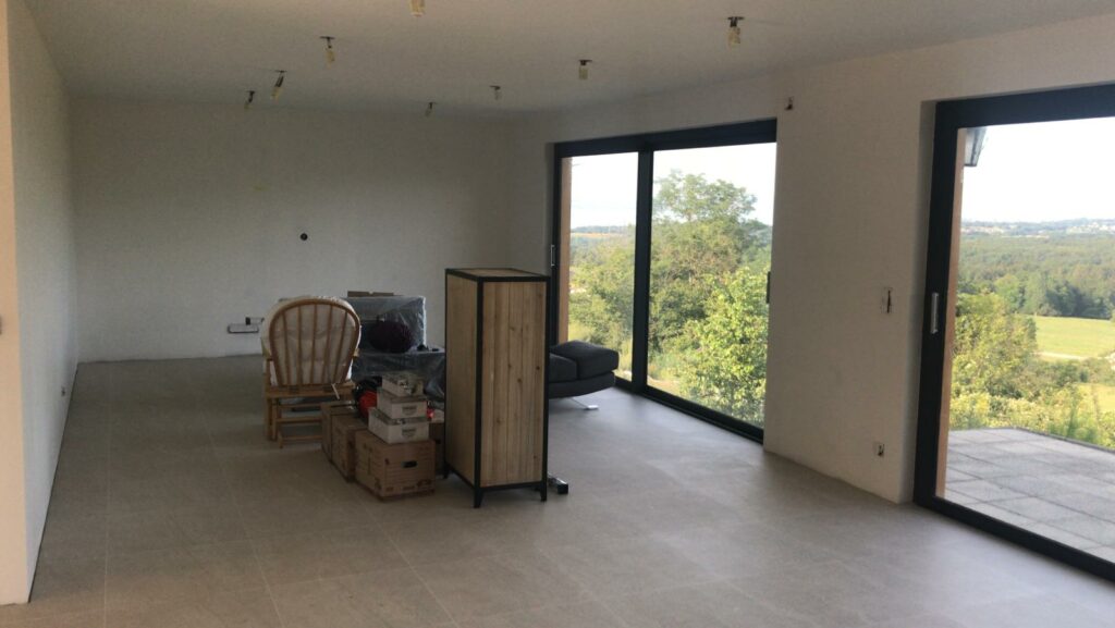 Sous-sol rénové à Douvaine avec éclairage moderne