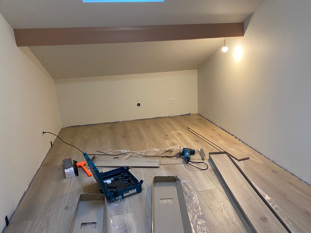 pose de carrelage dans une chambre à Bons-en-Chablais