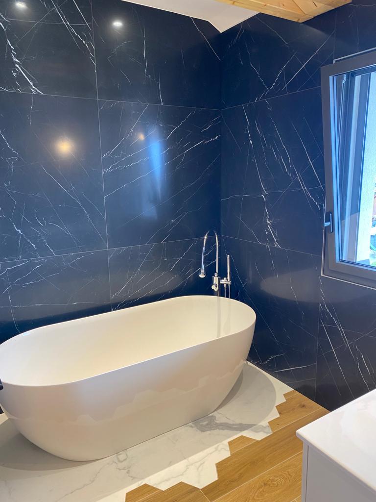 Baignoire îlot dans une salle de bains à Bons-en-Chablais