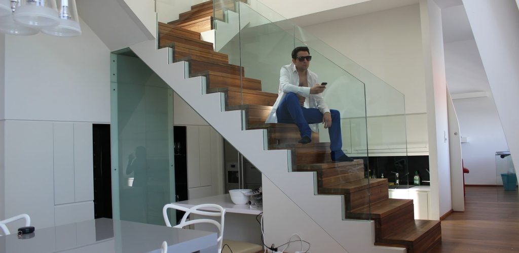 Escalier avec parois en verre à Bons-en-Chablais