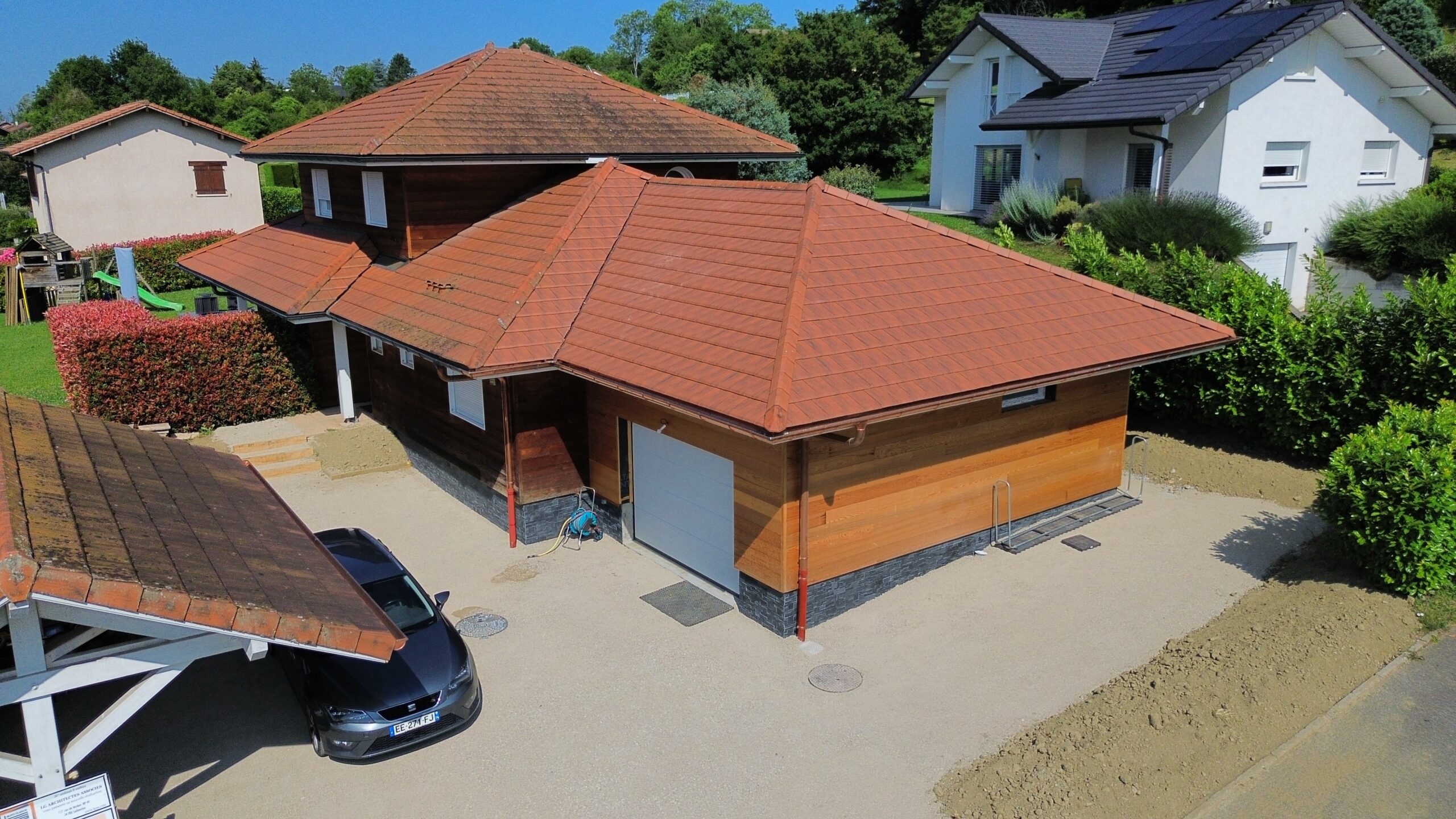 Extension maison bois Ballaison avec garage fermé et bardage bois, vue extérieure du projet terminé