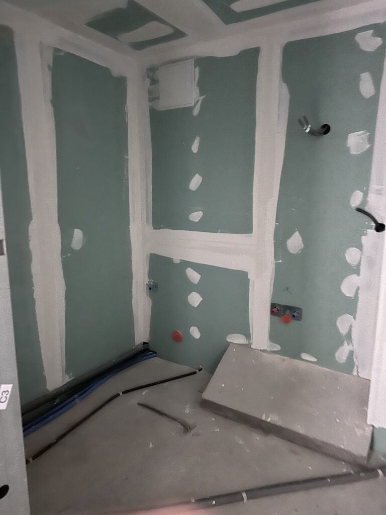 Chambre rénovée à Bons-en-Chablais avec finition moderne