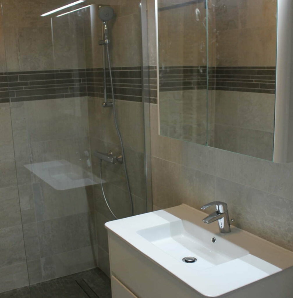 Salle de bain moderne à Bons-en-Chablais avec douche italienne