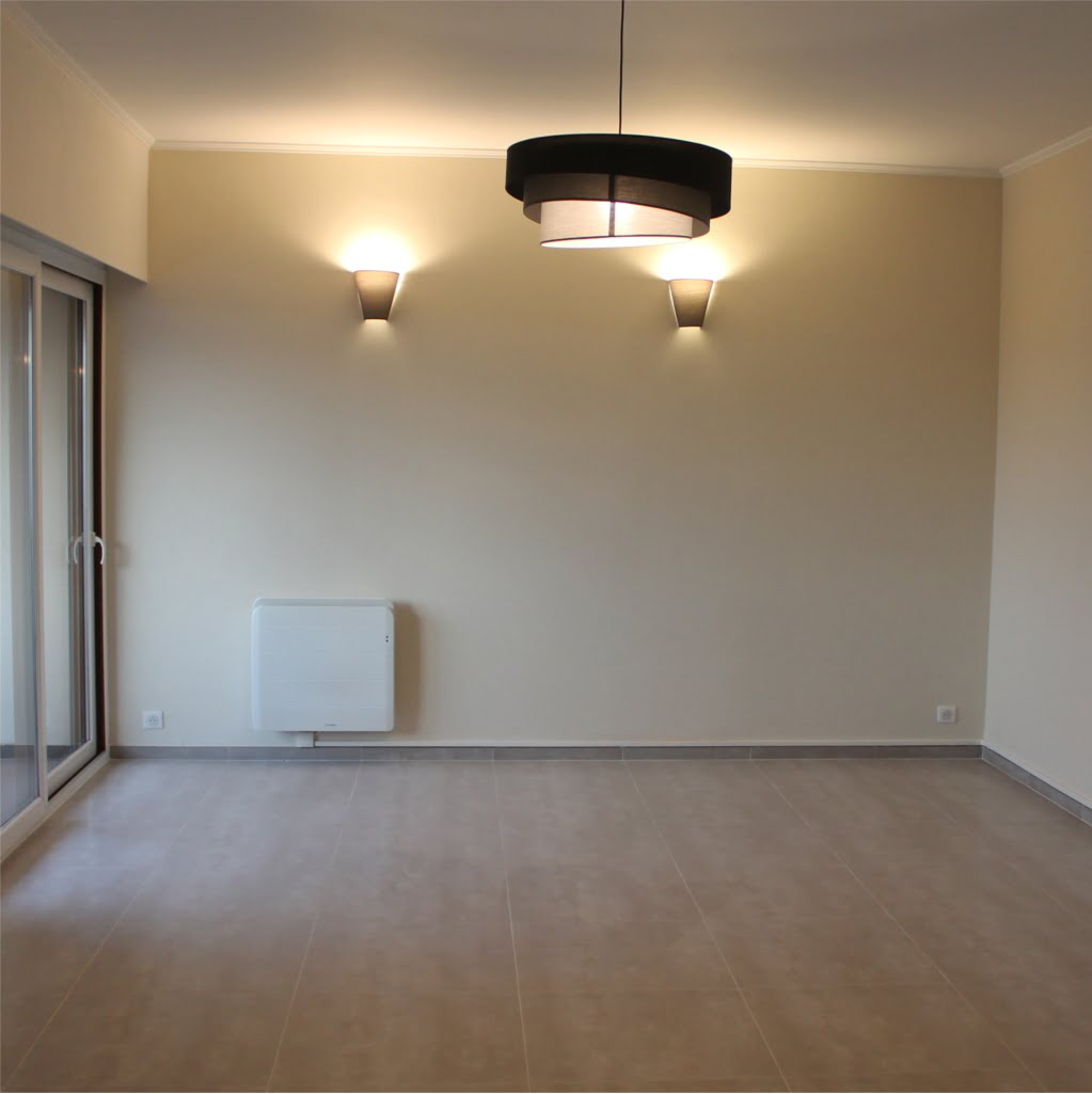 Séjour rénové à Bons-en-Chablais avec carrelage imitation parquet