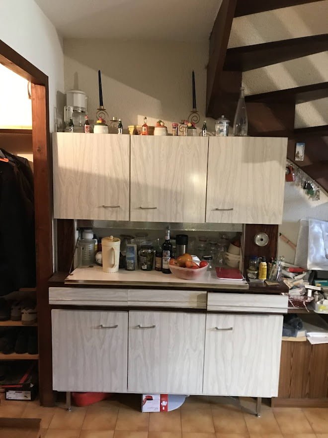Escalier menant à la cuisine rénovée à Châtel