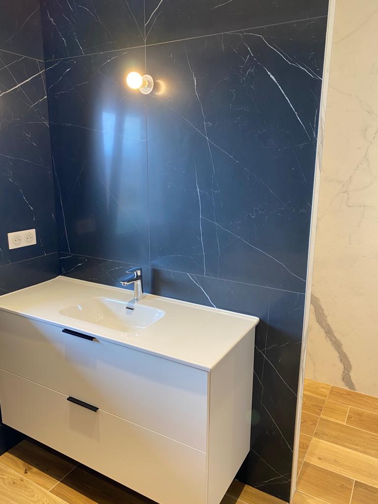 Meuble vasque avec carrelage grand format à Bons-en-Chablais