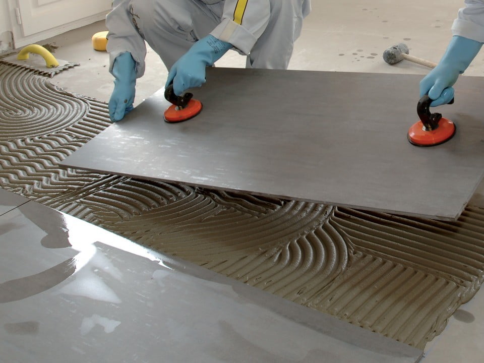 Pose de carrelage grand format avec ventouse à Thonon-les-Bains