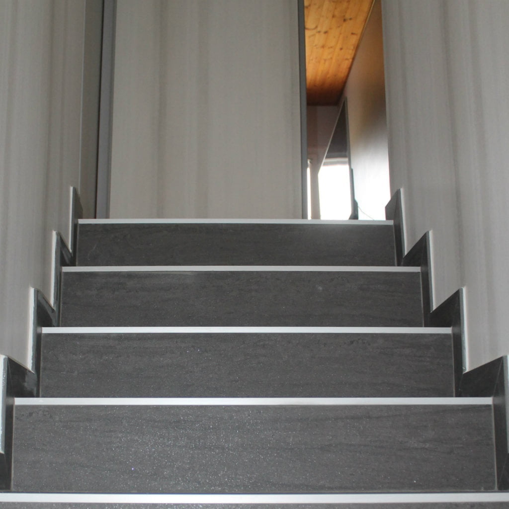 Pose de carrelage dans un escalier à Perrignier