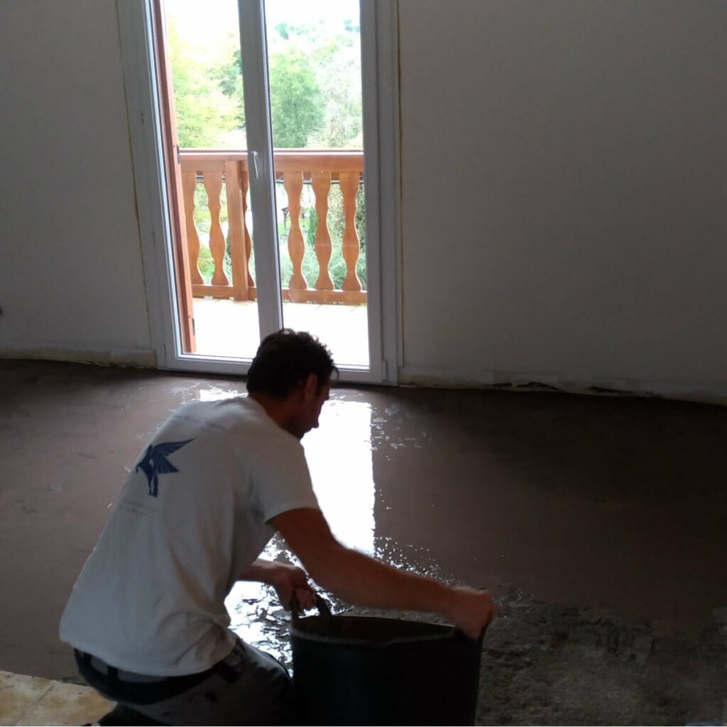 Préparation des sols avant la pose de carrelage à Perrignier