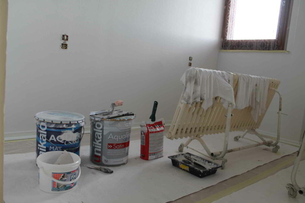 Outils de peinture utilisés pour la rénovation à Bons-en-Chablais