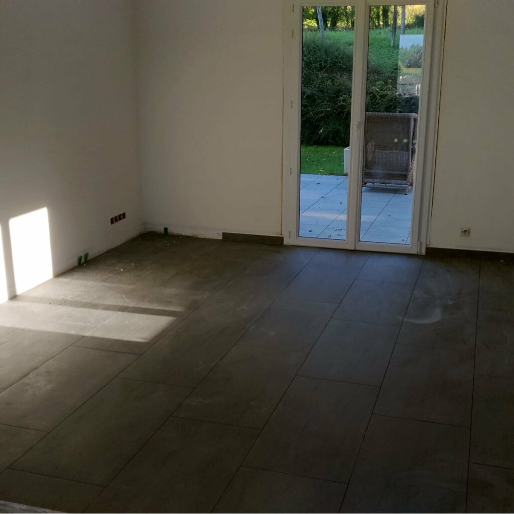 Pose de carrelage dans un salon à Perrignier