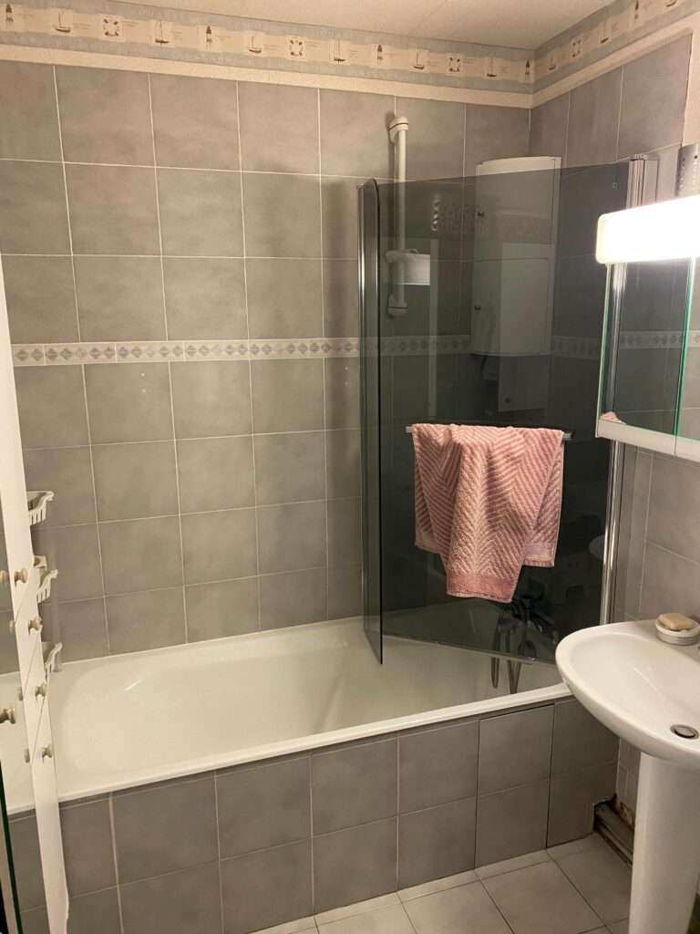 Salle de bains avant la rénovation à Annemasse