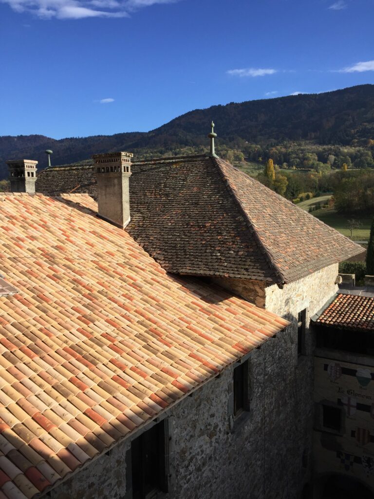 Toiture terminée du Château Saint Michel à Brenthonne