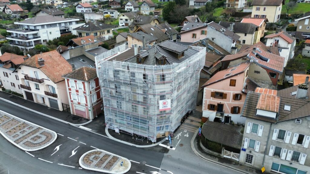Immeuble à Évian entouré d’échafaudages pour travaux de façade
