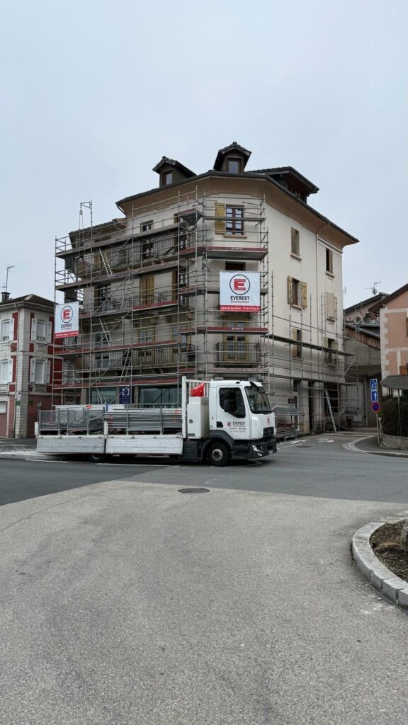 Vue drone d’un immeuble à Évian sous bâche pour rénovation de façade