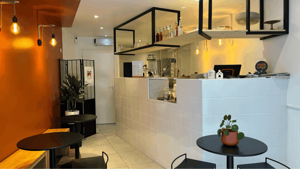 Comptoir restaurant carrelé blanc au cœur de la rénovation de cuisine du restaurant Eat Evian à Évian-les-Bains.