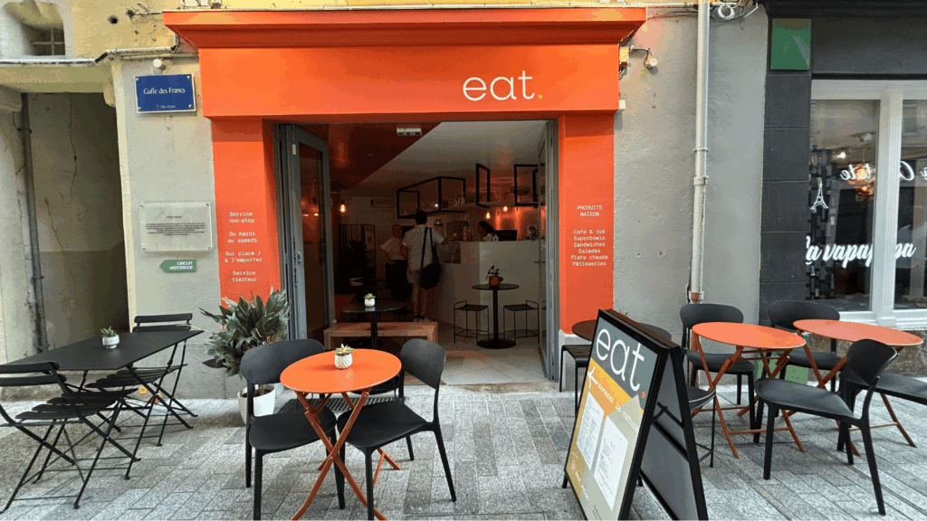 Façade du restaurant Eat Evian à Évian-les-Bains avec terrasse aménagée après rénovation de cuisine et comptoir restaurant refait.