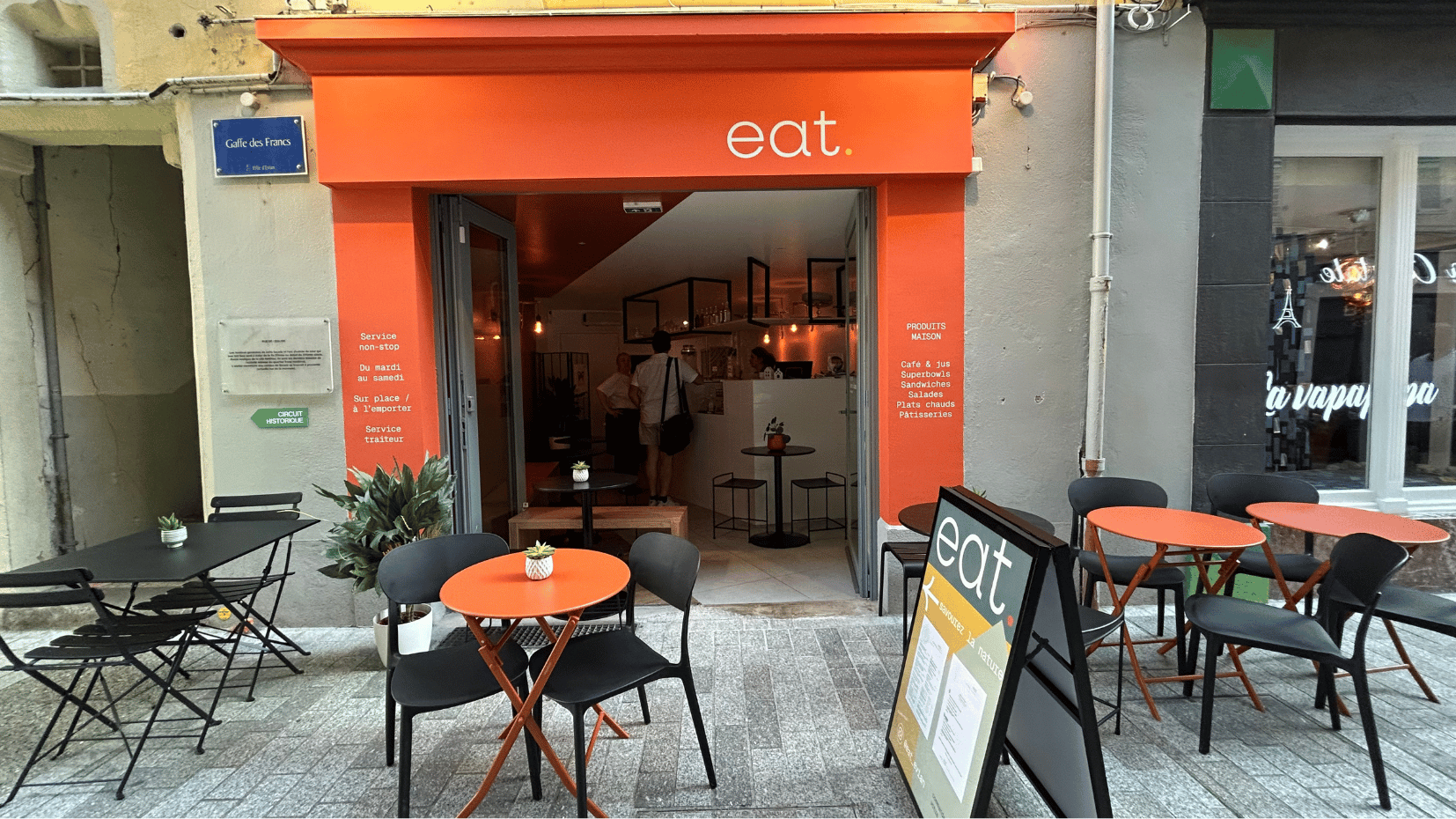 Façade du restaurant Eat Evian à Évian-les-Bains avec terrasse aménagée après rénovation de cuisine et comptoir restaurant refait.