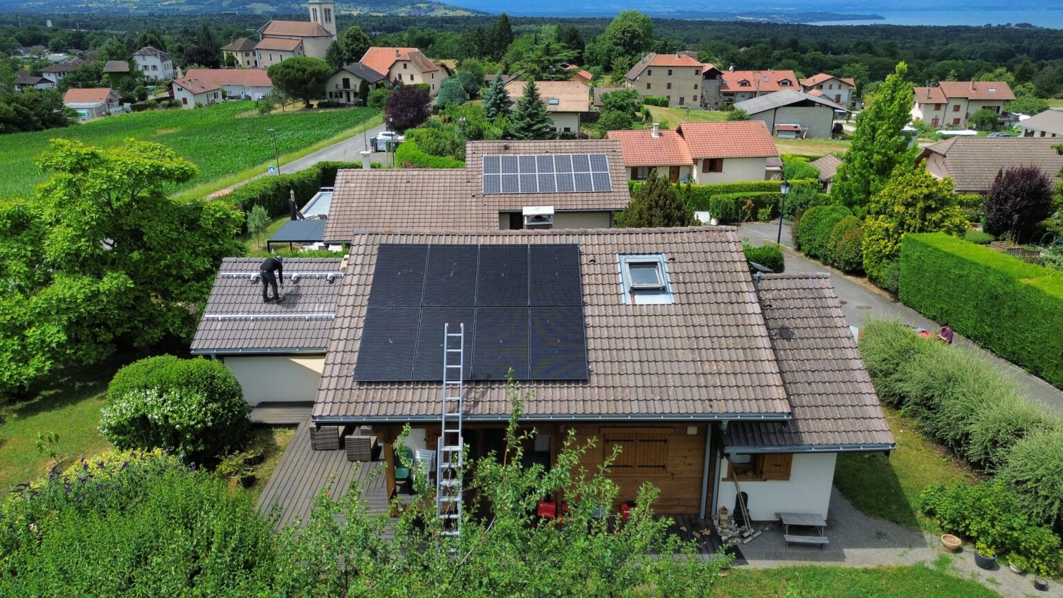 Installation de panneaux solaires sur une maison individuelle à Perrignier, en Haute-Savoie, dans le cadre d'une rénovation énergétique.