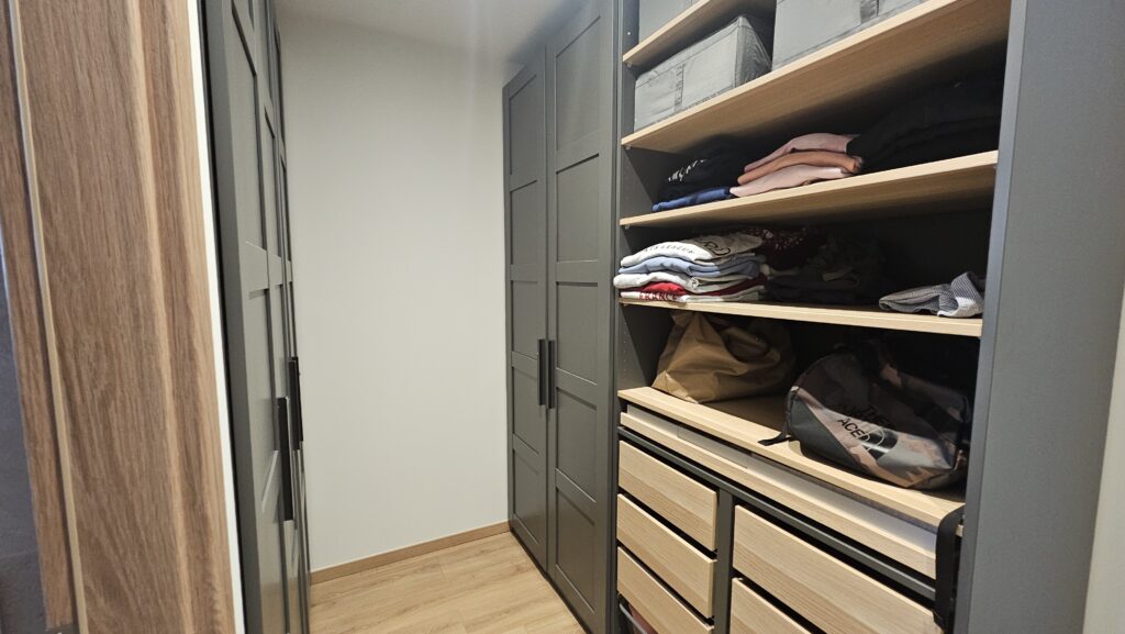 Dressing aménagé avec placards fermés et étagères ouvertes dans une maison moderne à Douvaine.