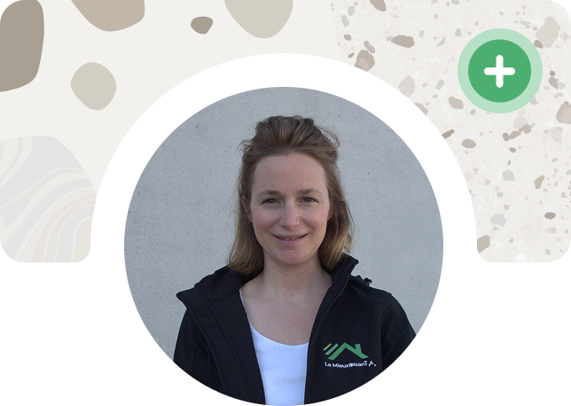 Sarah, Coordinatrice Commerciale et Marketing, assure le lien entre les équipes, pilote les campagnes et veille à la cohérence de notre message. Elle gère aussi l’accueil et l’organisation des rendez-vous, garantissant une expérience fluide et efficace pour nos clients.