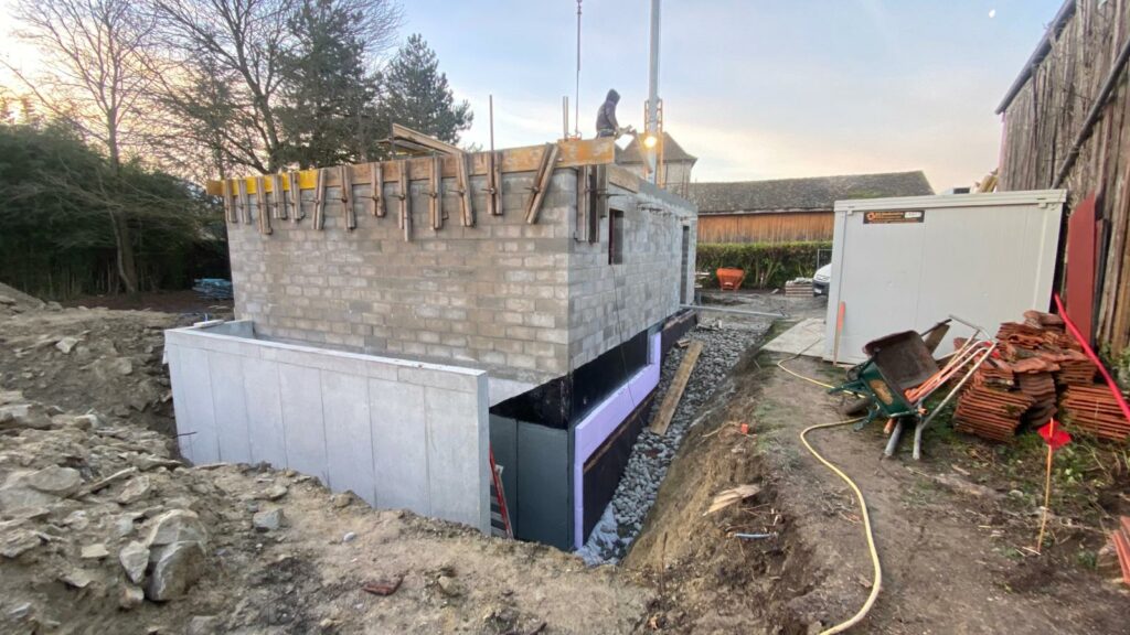 Fondation d’un sous-sol étanche avec isolation thermique sur un chantier résidentiel à Douvaine.