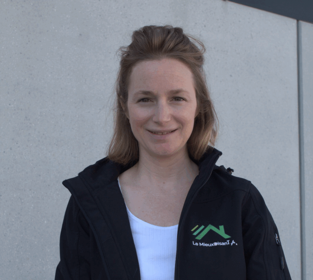 Sarah, Coordinatrice Commerciale et Marketing, assure le lien entre les équipes, pilote les campagnes et veille à la cohérence de notre message. Elle gère aussi l’accueil et l’organisation des rendez-vous, garantissant une expérience fluide et efficace pour nos clients.