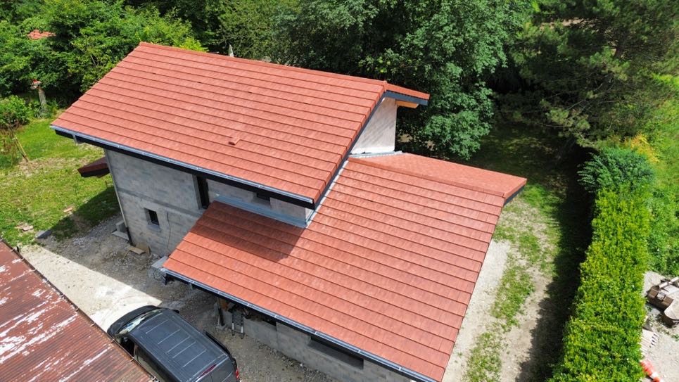 Toiture complète en tuiles rouges sur une maison neuve à Douvaine, Haute-Savoie.