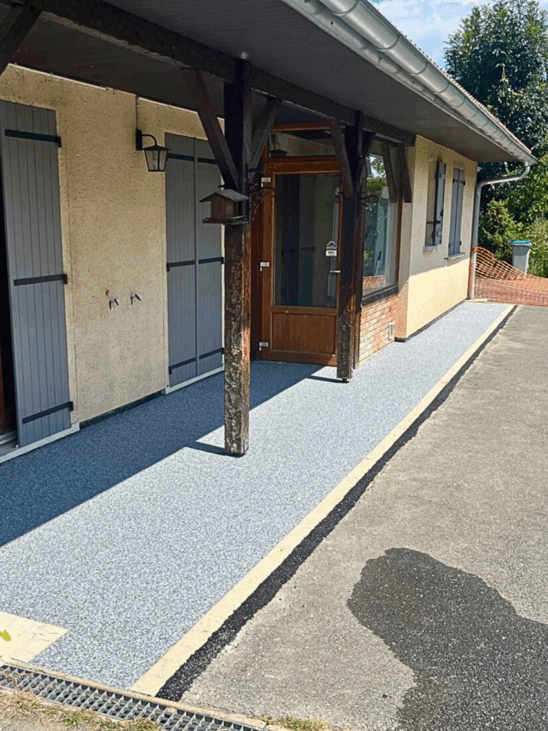 Sol refait avec résine drainante le long de la maison à Bons-en-Chablais.