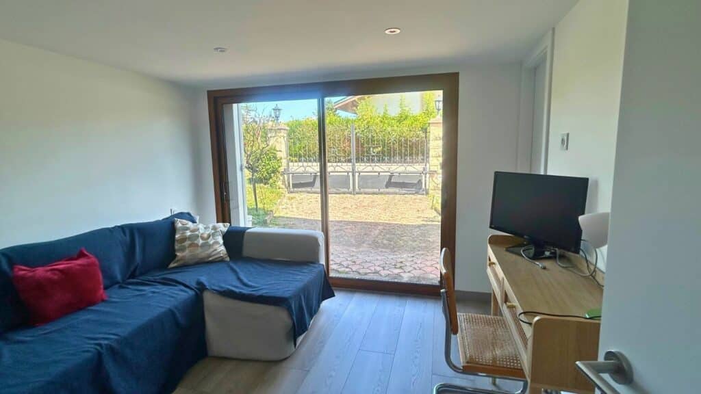 Aménagement intérieur d’un garage en chambre lumineuse avec baie vitrée à Messery